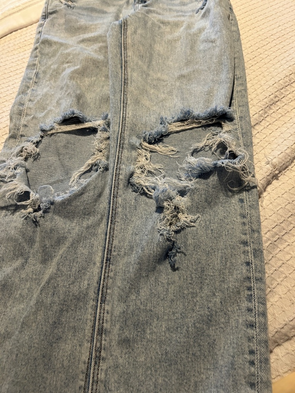 AEO Light Wash Distressed Jeans - Picture 6 of 9